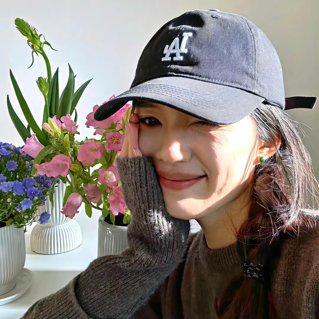 给小酒馆女子喝高杯酒